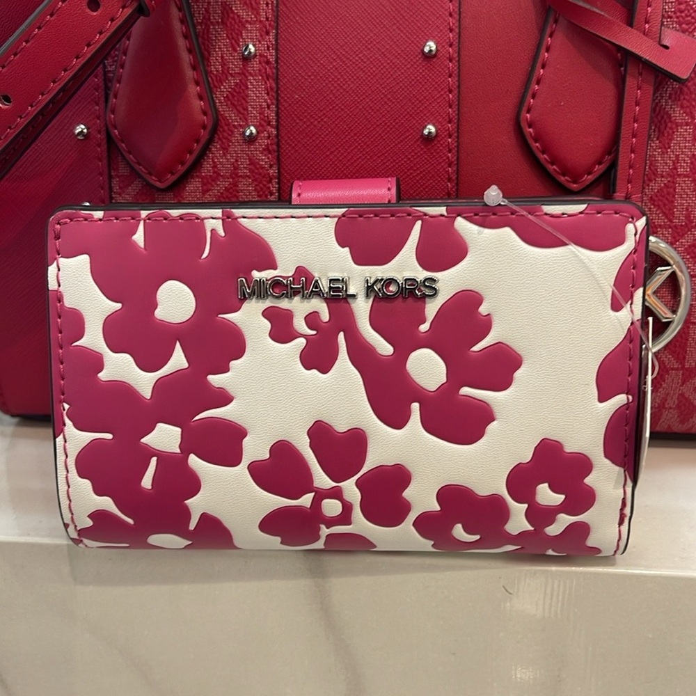 Michael Kors Jet Set Medium Floral Print Bi-Fold Wallet
Dragonfruit
NWT - Picture 4 of 16